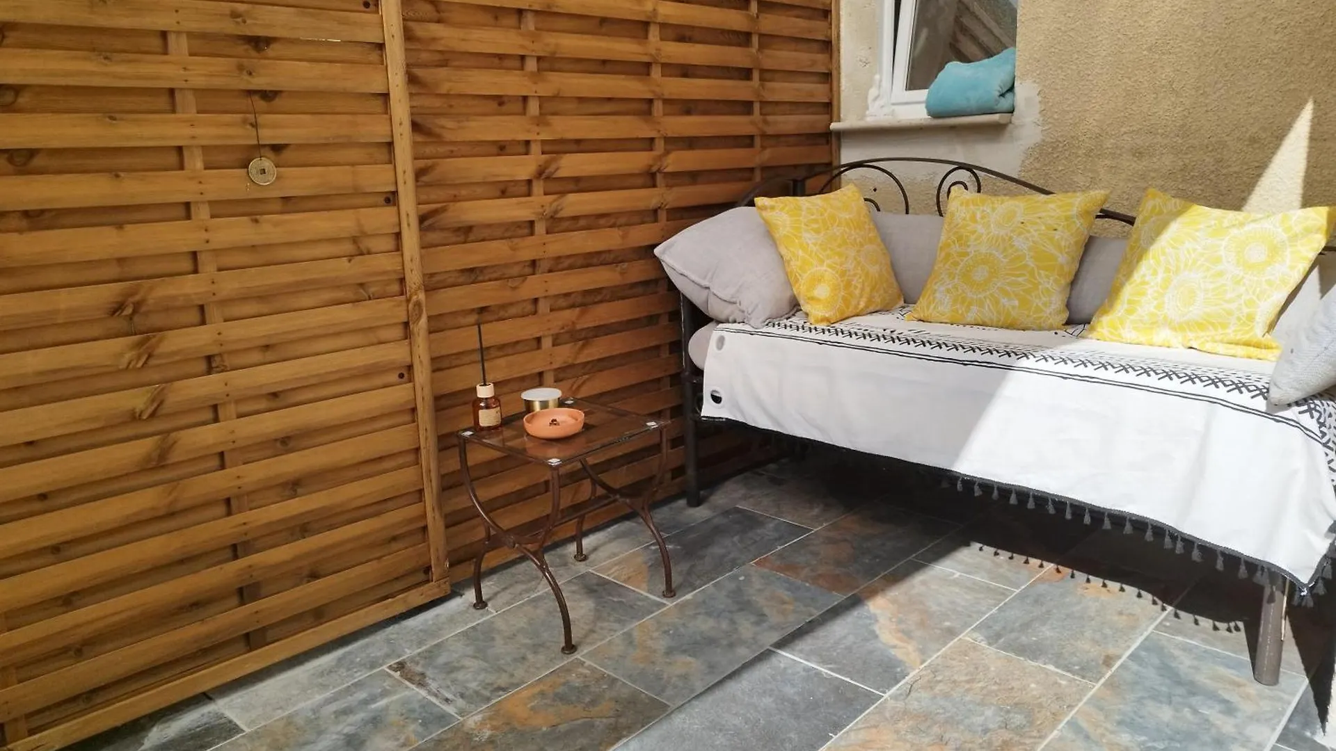 Studio Lumineux Avec Grande Terrasse Ensoleillee Manosque Apartment
